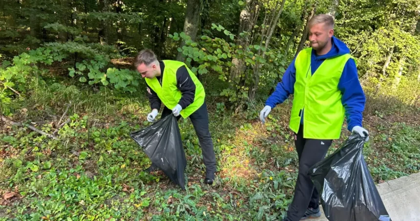 FOTO Polițiștii din Botoșani, exemplu de civism în campania de curățenie națională