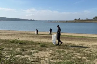 Garda de Mediu Botoșani a curățat malul Prutului pe partea moldovenească