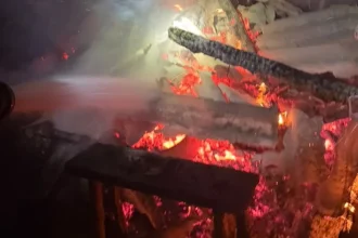 Incendiu izbucnit noaptea trecută într-o gospodărie din Botoșani