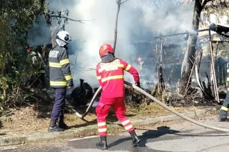 Incendiu puternic în Botoșani: un bărbat a ajuns la spital