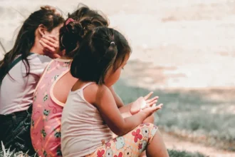 Mamă din Botoșani, lăsată fără cei trei copii, după ce a fost evacuată din locuință