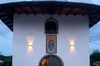 Mitropolitul Moldovei și episcopul Europei de Nord la sfințirea unei biserici din Botoșani