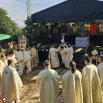 Mitropolitul Teofan a sfințit o biserică în Botoșani. Familii întregi au trecut prin altar