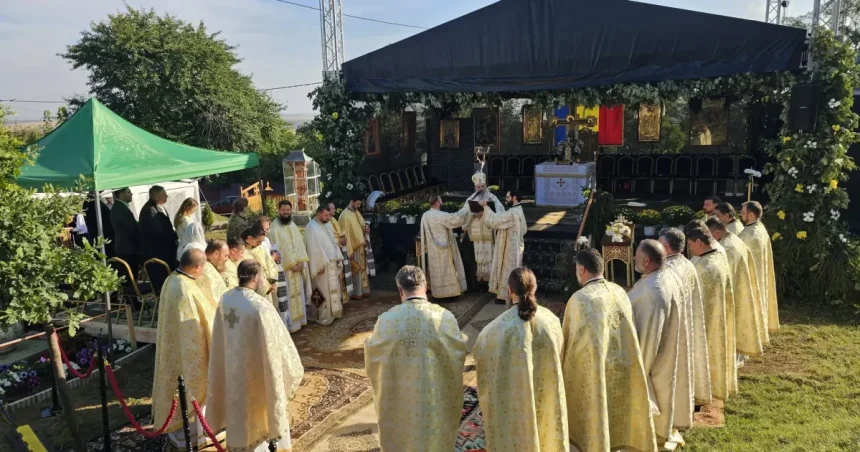 Mitropolitul Teofan a sfințit o biserică în Botoșani. Familii întregi au trecut prin altar