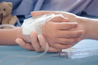 Părinți din Botoșani luptă pentru fetița de 7 ani: „Credem în puterea rugăciunii”