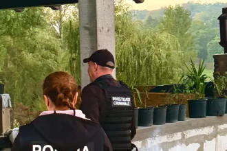 Percheziții în Botoșani: bărbat cu biserică amenajată acasă, anchetat pentru slujbe