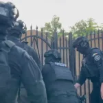 Percheziții la Botoșani: un polițist de frontieră și șase vameși, reținuți
