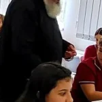 Preot oferă cadouri neașteptate elevilor unui liceu din Botoșani