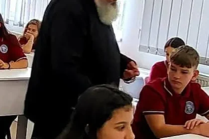 Preot oferă cadouri neașteptate elevilor unui liceu din Botoșani