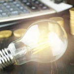 Scumpiri la energie. Cât plătim în plus la curent și gaze în următoarele luni