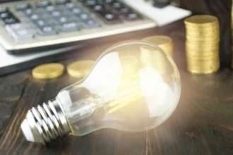 Scumpiri la energie. Cât plătim în plus la curent și gaze în următoarele luni
