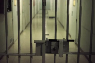 Tânăr de 22 de ani, dus sub escortă la Penitenciarul Botoșani. Ce a făcut Denis