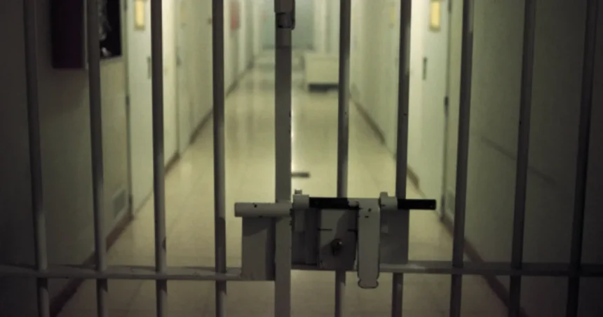Tânăr de 22 de ani, dus sub escortă la Penitenciarul Botoșani. Ce a făcut Denis