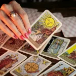 Tânăr de 22 de ani, păcălit pe TikTok de o femeie care oferea tarot