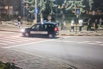 Tineri din Botoșani, prinși de polițiști în toiul nopții, crezându-se nevăzuți