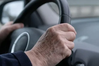 Un botoșănean de 77 de ani s-a urcat băut la volan și a fost scos din trafic de polițiști