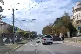 VIDEO Botoșani: Tânăr lovit de mașină pe trecerea de pietoni