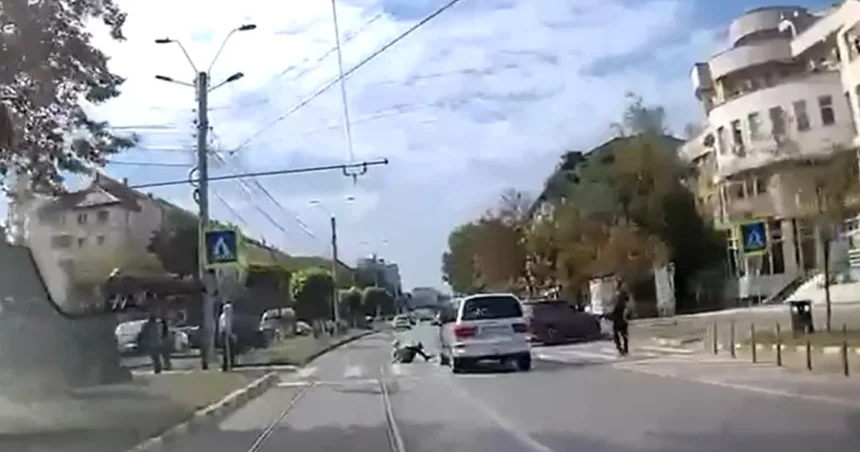 VIDEO Botoșani: Tânăr lovit de mașină pe trecerea de pietoni