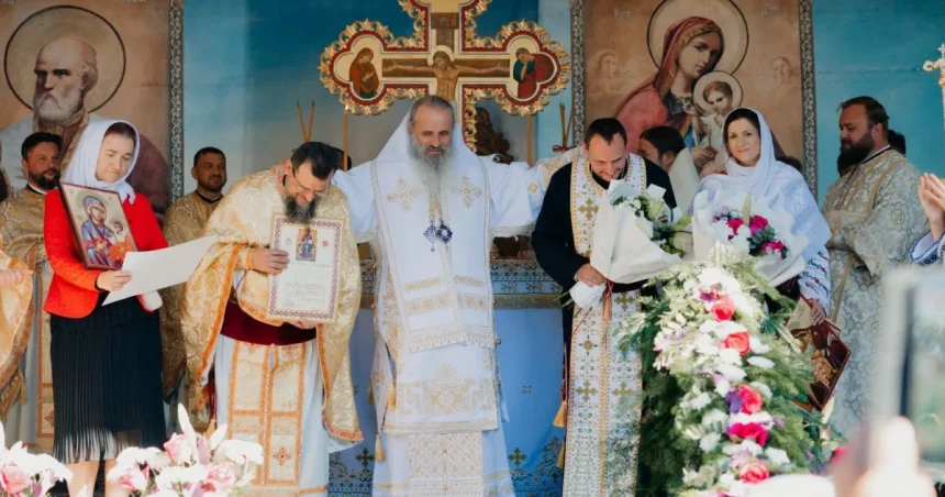 Doi preoți din Botoșani, distinși de mitropolitul Moldovei