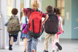 Elevii și profesorii au parte de un weekend prelungit: luni nu se țin cursuri