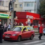 FOTO Accident la Botoșani. Fetiță de 14 ani lovită de taxi pe trecerea de pietoni