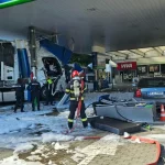 FOTO Un tir a intrat într-o benzinărie și a lovit o pompă de carburanți