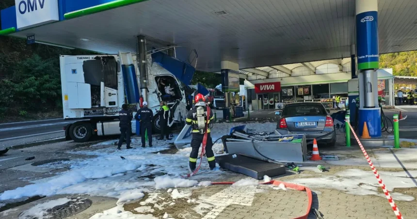 FOTO Un tir a intrat într-o benzinărie și a lovit o pompă de carburanți