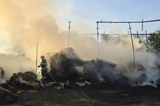 Incendiu puternic într-o localitate din Botoșani. Pompierii intervin de urgență