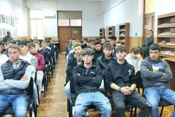 Liceeni din Șendriceni învață să combată violența domestică