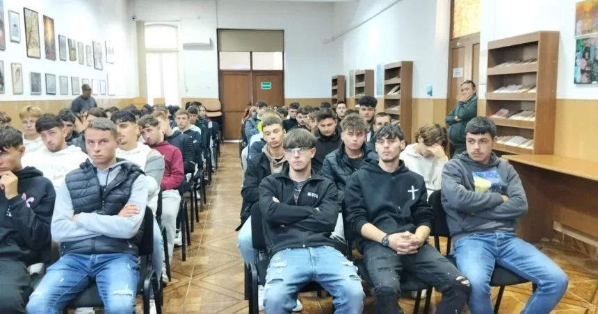 Liceeni din Șendriceni învață să combată violența domestică