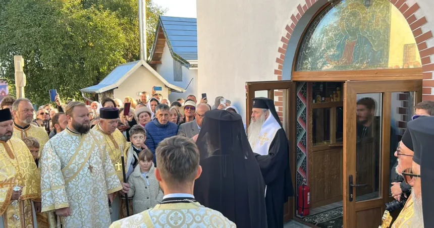 Mitropolitul Teofan și episcopul Macarie sfințesc astăzi biserica de la Agafton