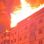 Pompierii din Botoșani, chemați să stingă un puternic incendiu la un bloc din Suceava