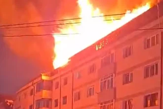 Pompierii din Botoșani, chemați să stingă un puternic incendiu la un bloc din Suceava
