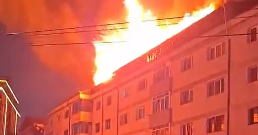 Pompierii din Botoșani, chemați să stingă un puternic incendiu la un bloc din Suceava