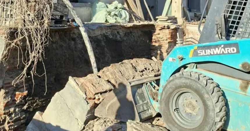 Un bărbat a murit după ce un zid s-a prăbușit peste el
